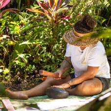 Femme en atelier tapa - Aoa Polynesian Forests